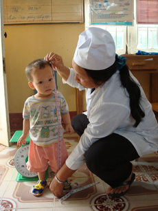 Trạm Y tế xã Hòa Bình (TPHB) quan tâm, chăm sóc sức khỏe cho trẻ dưới 6 tuổi.