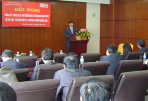 Đồng chí Bùi Văn Cửu, Phó Chủ tịch UBND tỉnh phát biểu ý kiến tại hội nghị.
