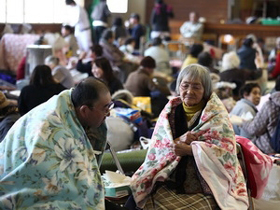 Người dân sơ tán tới nơi ở tạm sau thảm họa động đất ở Miyako ngày 13/3.