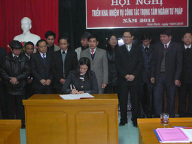Lãnh đạo phòng Tư pháp thành phố ký kết giao ước thi đua thực hiện nhiệm vụ công tác Tư pháp nằm 2011.