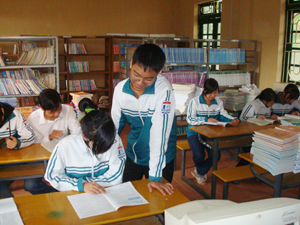 Thư viện huyện Mai Châu thu hút được đông đảo học sinh tới tìm hiểu thông tin.