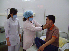 Bệnh nhân sốt phát ban được điều trị tại khoa Truyền nhiễm - Bệnh viện Đa khoa tỉnh.