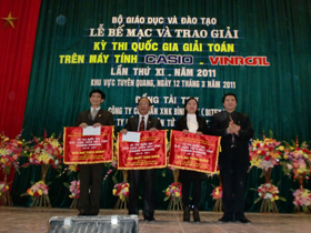Đoàn Hòa Bình nhận cờ đoạt giải nhất toàn đoàn tại cuộc thi quốc gia giải toán trên máy tính.