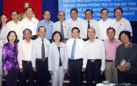 Chủ tịch nước Nguyễn Minh Triết với các đại biểu dự Hội nghị góp ý kiến về kết quả hoạt động của đoàn đại biểu Quốc hội TP Hồ Chí Minh