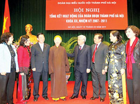 Tổng Bí thư, Chủ tịch Quốc hội Nguyễn Phú Trọng trao đổi cùng các đại biểu Quốc hội TP Hà Nội.
