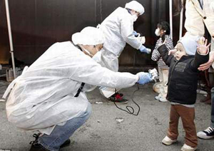 Kiểm tra phóng xạ cho người dân ở tỉnh Fukushima.