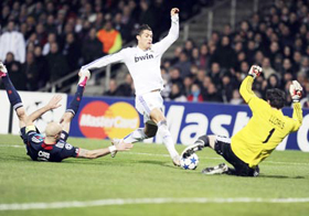 Cristiano Ronaldo (giữa, Real Madrid) uy hiếp khung thành Lyon trận lượt đi
