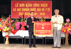 Thừa uỷ quyền  của Chủ tịch UBND tỉnh, lãnh đạo huyện Cao Phong trao cờ thi đua xuất sắc về công tác y tế cho xã Thung Nai.