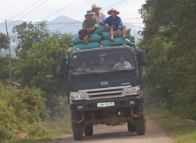 Xe công nông không chỉ chở hàng quá tải mà còn cho người ngồi trên nóc xe.