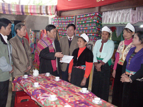 Chủ tịch Liên minh HTX Việt Nam trao tặng 10 triệu đồng cho hộ xã viên Bùi Thị Niệm (xóm Định, xã Mãn Đức, huyện Tân Lạc)