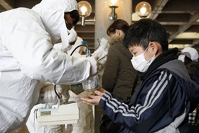 Chuyên gia y tế kiểm tra nồng độ phóng xạ cho người dân sống gần nhà máy điện hạt nhân Fukushima Dai-ichi tại một trại sơ tán ở thành phố Koriyama, tỉnh Fukushima vào ngày 16/3
