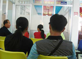 Một cô gái Cần Thơ đang ngồi cùng chồng Hàn Quốc chờ làm thủ tục đăng ký kết hôn