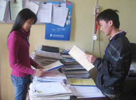 Cánbộ phòng Nội vụ huyện Yên Thủy chuẩn bị tài liệu bầu cử để chuyển về cơ sở.