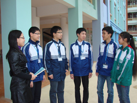 Cô giáo Bùi Thị Hương (phụ trách đội tuyển) và 5 em vừa đạt kết quả cao tại kỳ thi toán Hà Nội mở rộng năm 2011