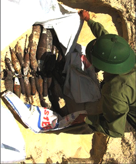 Lực lượng công binh - Bộ CHQS tỉnh phối hợp với lực lượng công binh Quân khu 3 tổ chức hủy nổ hàng trăm kg bom, đạn tồn sót sau chiến tranh.
