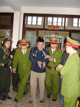 Đối tượng Dương Ngô Duy bị lực lượng chức năng dẫn giải về nơi giam giữ.