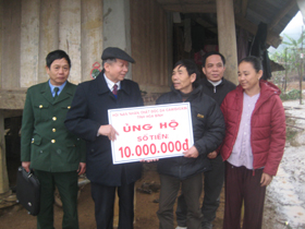 Hội nạn nhân CĐDC/Dioxin tỉnh hỗ trợ 10 triệu đồng cho nạn nhân Bùi Văn Bượng (xóm Ong 2, xã Nam Phong, huyện Cao Phong).