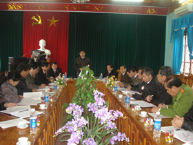 Đồng chí Bùi Văn Cửu, Phó Chủ tịch UBND tỉnh, thành viên Ủy ban bầu cử tỉnh phát biểu ý kiến tại buổi làm việc.