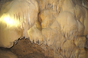 Hệ thống thạch nhũ với muôn hình vạn trạng trong các hang động ở Cao Phong
