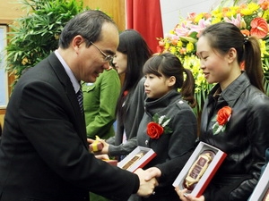 Phó Thủ tướng Nguyễn Thiện Nhân tặng quà lưu niệm cho các Gương mặt trẻ Việt Nam tiêu biểu.