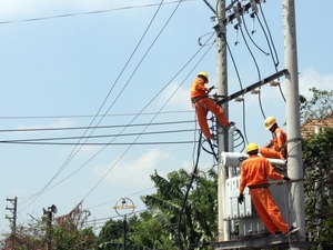 Công nhân ngành điện đang cải tạo hệ thống cấp điện.