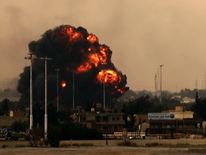 Khói lửa bốc lên sau khi máy bay ném bom của Libya bị bắn rơi ngày 19/3.