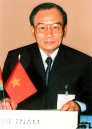 Đồng chí Nguyễn Thanh tại một Hội nghị quốc tế ở Pháp (1996).