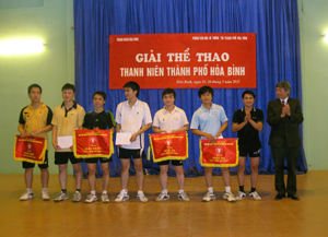 Lãnh đạo UBND thành phố trao giải nhất, nhì, ba môn cầu lông đôi nam cho các đội.

