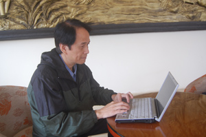 Anh Koshipa Ryu- cán bộ dự án Jica tại Hoà Bình thường xuyên cập nhật tình hình sau động đất, sóng thần ở quê nhà.