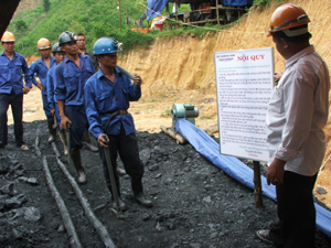 Tại Công ty than Thái Linh, Đồng Môn (Lạc Thuỷ), công nhân được học tập nội quy về VSATLĐ- PCCN trước khi xuống làm việc dưới hầm lò.