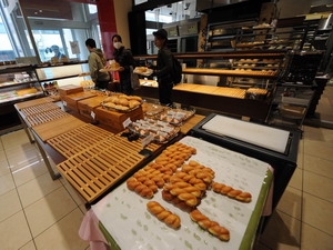 Một cửa hàng bán bánh tại thành phố Morioka thuộc quận Iwate, miền đông bắc Nhật Bản.