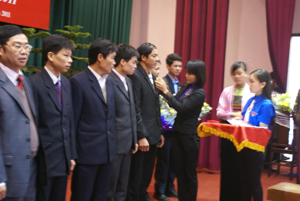 Lãnh đạo Hội LHTN tỉnh trao Kỷ niệm chương “vì thế hệ trẻ” cho các cá nhân.