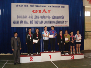 Ban tổ chức giải bóng bàn- cầu lông- quần vợt- bóng chuyền ngành văn hoá đã trao 10 bộ huy chương cho các VĐV có thành tích cao. 


