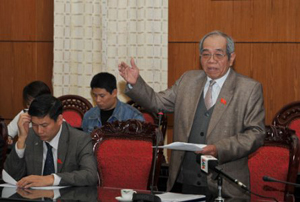 Đại biểu Nguyễn Đăng Kính (đoàn Hà Nội) thảo luận
ở tổ.
