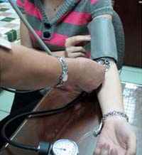 Người bệnh tăng huyết áp cần kiểm soát huyết áp hằng ngày.