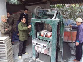 CCB Nguyễn Văn Trường xã Cao Dương (Lương Sơn) giới thiệu quy trình sản xuất gạch bêtông tại cơ sở sản xuất của mình.