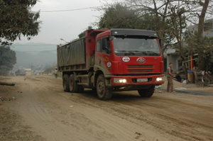 Xe tải trọng nặng chở cát, sỏi ngày càng làm cho tuyến đường Hoàng Văn Thụ xuống cấp.