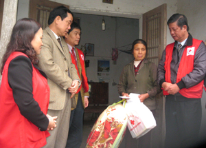 T.Ư Hội Chữ thập đỏ Việt Nam và Hội Chữ thập đỏ tỉnh tặng quà cho hộ nghèo tại huyện Kỳ Sơn.