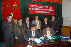 Lãnh đạo UBBC tỉnh và MTTQ tỉnh chứng kiến lễ ký giao- nhận hồ sơ những người ứng cử ĐB HĐND tỉnh khoá XV.