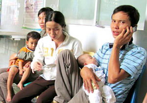 Bệnh nhi chờ nhập viện tại Khoa Nhiễm - Thần kinh Bệnh viện Nhi đồng 1 TPHCM chiều 24-3.
