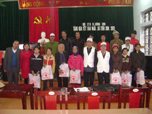 Lãnh đạo Hội CTĐ huyện Lương Sơn tặng quà các hộ gia đình nghèo tại xã Tiến Sơn.