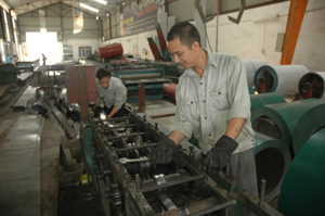 Công ty TNHH Đức Thịnh trong KCN bờ trái sông Đà hiện tạo việc làm cho 24 lao động với thu nhập bình quân năm 2010 đạt gần 3 triệu đồng/người/tháng.

