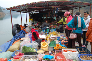 Người dân xã Vầy Nưa (Đà Bắc) chọn mua hàng trong buổi chợ phiên.