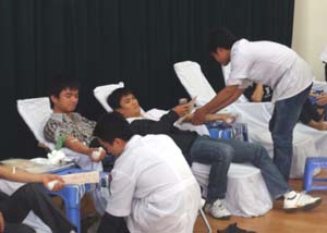 Đoàn viên, thanh niên trường trung học KT-KT Hòa Bình tham gia hiến máu nhân đạo tại TPHB.