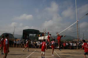 Giải bóng chuyền nam mừng Đảng, mừng xuân huyện Cao Phong thu hút đông đảo VĐV tham gia.