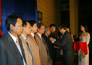 Lãnh đạo Tỉnh Đoàn, Đảng uỷ Khối trao kỷ niệm chương cho các đồng chí lãnh đạo, cán bộ Đoàn.