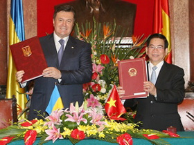 Chủ tịch nước Nguyễn Minh Triết và Tổng thống Ukraine Viktor Yanukovyc tại lễ ký Tuyên bố chung