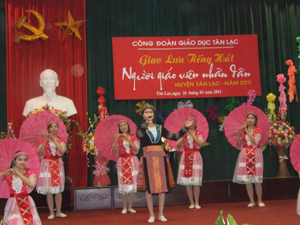 Tiết mục đạt giải xuất sắc của trường tiểu học Phú Cường