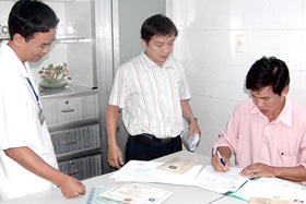 Thanh tra Sở Y tế TPHCM lập biên bản thanh tra tại một cơ sở hành nghề y tư nhân
