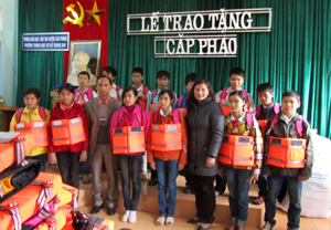 Cán bộ văn phòng Ban ATGT tỉnh trao tặng cặp phao cho các em học sinh trường THCS Thung Nai (Cao Phong).